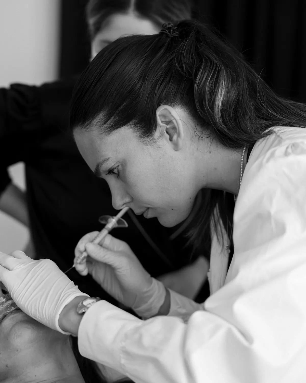 Dra. Débora Monteiro durante um tratamento de Medicina Estética