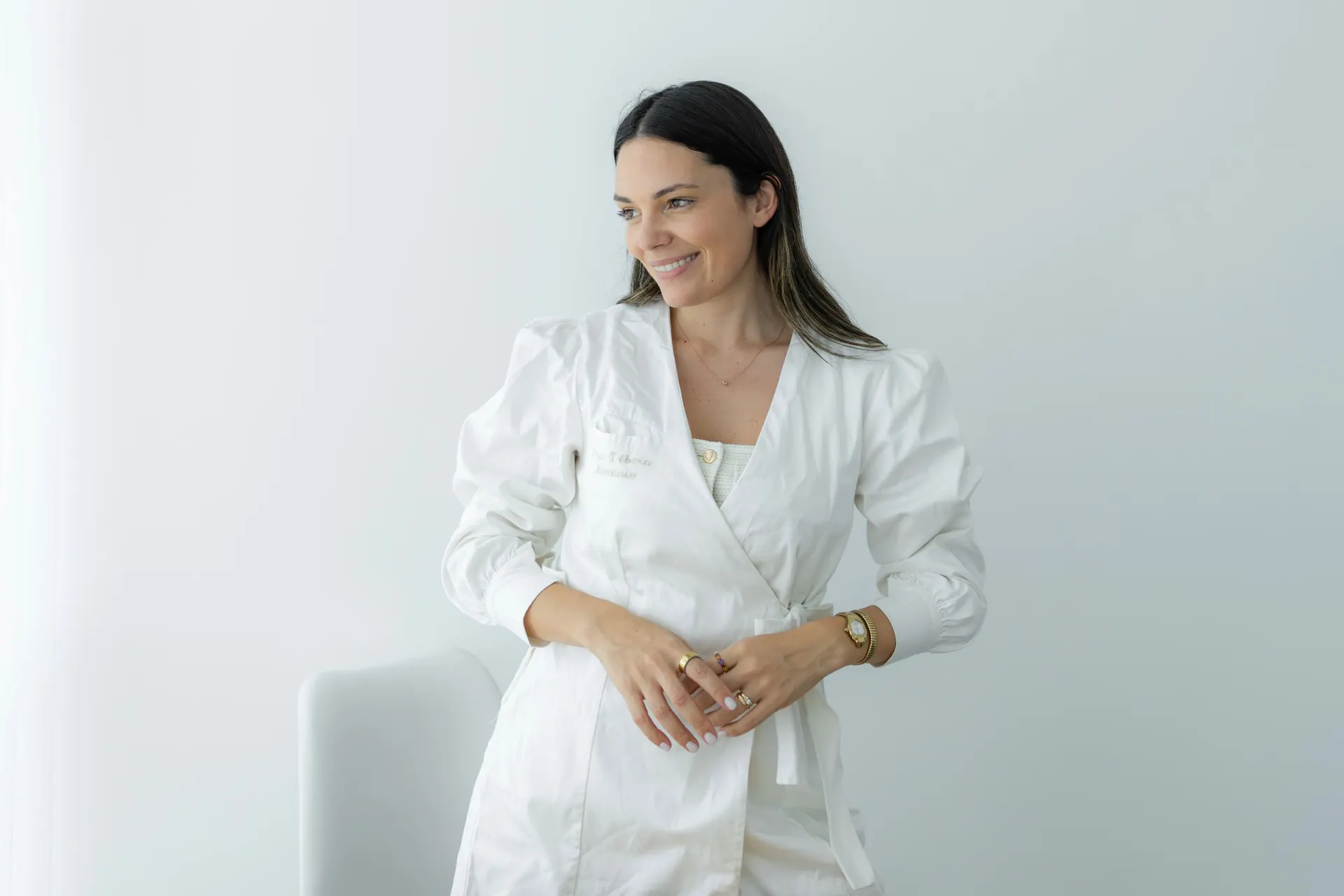 Dra. Débora Monteiro, de bata branca, a sorrir